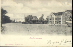1512 PBKR4366 Gezicht vanaf het Rodetorenplein / Buitenkant op het Zwartewater, 1904. Rechts is de fabriek te zien van ...