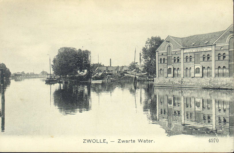 1513 PBKR4367 Zwartewater met rechts industriegebouwen J. van Assen op de Friesewal, op de achtergrond rechts een ...