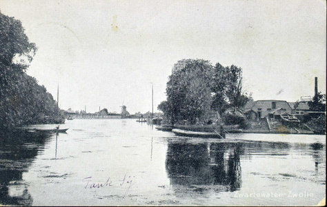 1520 PBKR4374 Gezicht vanaf het Rodetorenplein op het Zwartewater. Links is het hekwerk te zien van de BZZ bad- en ...