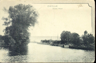 1529 PBKR4383 Zwartewater, Zwolle, 1902. Gezicht vanaf het Rodetorenplein op het Zwartewater. Tussen de linker- en ...