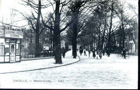 174 PBKR3582 De Stationsweg te Zwolle in de richting van de stadsgracht, ca. 1915. Links de sigarenkiosk van B. Ebbing. ...