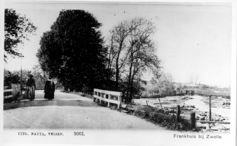 1748 PBKR4422-01 Twee vrouwen, wandelend op de Gasthuisdijk in de richting van Frankhuis, ca. 1900. Rechts bevindt zich ...