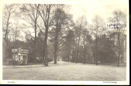 176 PBKR3584 De Stationsweg in de richting van de binnenstad, ca. 1920. Links de tabakskiosk van B. Ebbing., 1920-00-00