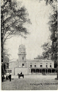 1803 PBKR5553 Enschede, Volkspark met gebouw, 1910-1912.Het Volkspark werd als park ingericht in 1872. De inrichting ...