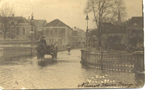 2024 PBKR5596 Hoog water, overstroming, Nieuwe Havenbrug onder water, man met paard en wagen en man op transportfiets ...