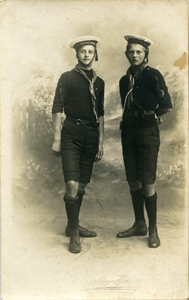 2062 PBKR6191 Links Wim en rechts Dirk Oelrich, zoons van bakker Oelrich, Oude Vismarkt 32. Beiden waren lid van de ...