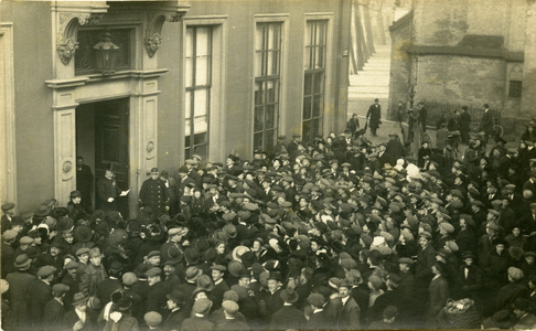 2064 PBKR6193 Proclamatie van de grondwetswijziging van 1917 bij het stadhuis. Voortaan mogen alle mannen ouder dan 23 ...