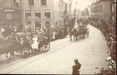 2157 PBKR4477 Per koets verplaatsen koningin Wilhelmina en prins Hendrik zich door de stad, 27 mei 1921. Zij komt vanaf ...