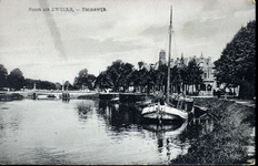 225 PBKR4168 Gezicht op afgemeerde turfschepen in de Willemsvaart bij de Emmawijk, ca. 1925. Peperbus te zien, molens ...