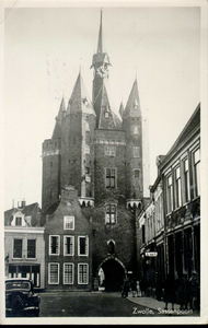 2303 PBKR3369 Sassenstraat, ca. 1947, gezien naar de Sassenpoort (Sassenstraat 51), klokgeveltje Sassenstraat 53 ...