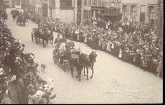 2388 PBKR4528 Koninklijk Bezoek Zwolle 27-30 mei 1921. Een stoet rijtuigen met Koningin Wilhelmina en Prins Hendrik in ...