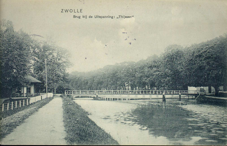 239 PBKR4182 Thijssenbrug over de Willemsvaart gezien naar het zuiden. Links nog een theehuisje te zien, rechts de ...