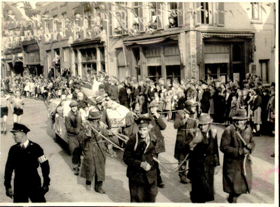 2403 PBKR4543 Praalwagen in optocht door de Luttekestraat, rechts ingang naar de Blijmarkt,ter gelegenheid van het ...