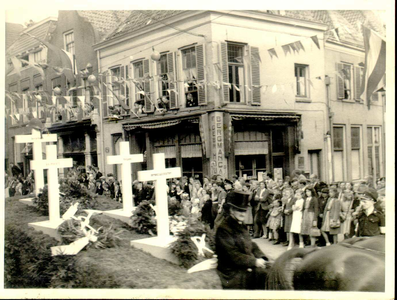 2405 PBKR4545 Praalwagen met kruisen in de Luttekestraat tijdens optocht ter gelegenheid van het bezoek prinses Juliana ...