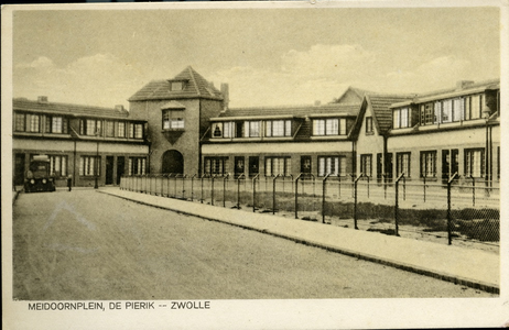 2469 PBKR5697 Oude ansichtkaart van Meidoornplein te Zwolle. Links een oude verhuiswagen. Nieuwbouwwijk in de jaren ...