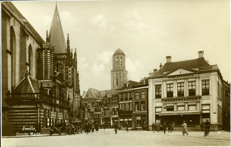 2470 PBKR5698 Oude ansichtkaart van de Grote Markt te Zwolle aan het begin van de 20e eeuw. Links mensn op de fiets. ...