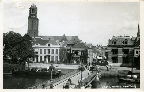 2497 PBKR6269 De Nieuwe Havenbrug vanaf het Klein Wezenland (sinds 1933 Van Royensingel). De stalen brug met lantaans ...