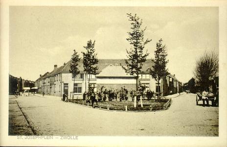 2758 PBKR3464 Gezicht op het plantsoen midden op het pleintje met een doorkijkje in de Diezerenk (rechts) en de ...