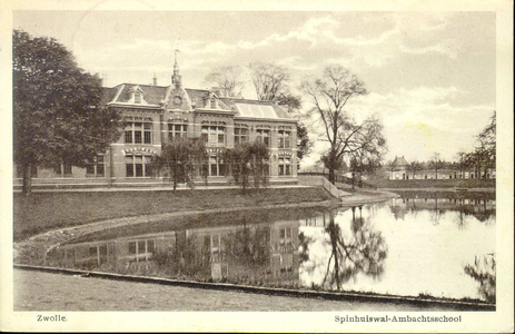 2766 PBKR3472 Gezicht op de stadsgracht met de ambachtschool aan de Spinhuiswal (vanaf 1941 Menno van Coehoornsingel), ...