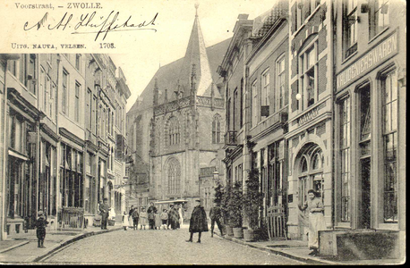 2776 PBKR4017 Voorstraat gezien naar de Grote Kerk, achter de rij mensen gaat juist de paardentram voorbij richting ...