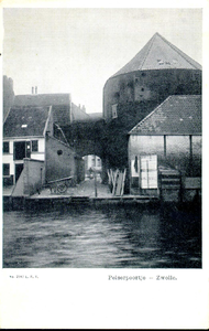 2985 PBKR4046 Gezicht vanaf de overzijde der gracht op Pelserpoortje en Pelsertoren, beide begroeid met klimop. Een ...