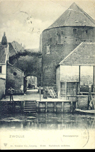 2988 PBKR4049 Gezicht van over de gracht op Pelserpoortje en Pelsertoren aan de Waterstraat (nu Pletterstraat), 1901. ...