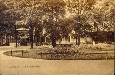 3014 PBKR4075 Tuin van de Buitensociëteit (Stationsplein 1) met muziektent en beeldje, ca. 1925. De grote galerij is ...