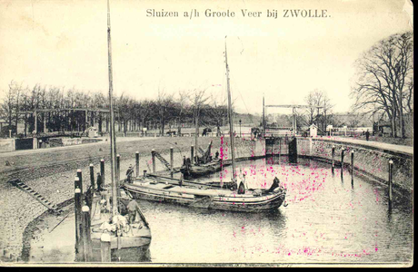3075 PBKR5215 Scheepstype: Tjalk HagenaarLiggend tegen de palen twee tjalken; dwars liggend een Hagenaar. In de kleine ...