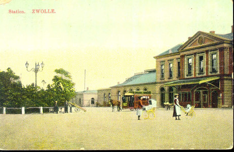 3181 PBKR3527 Stationsplein 10, Gezicht op de ingangspartij en het oostelijke gedeelte van het stationsgebouw, ca. ...