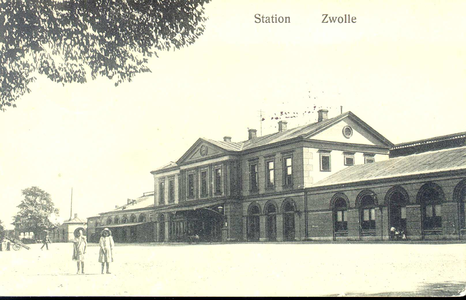 3183 PBKR3529 Stationsplein 10, ca. 1910. de voorgevel van het stationsgebouw als toegang tot de grote wereld, die voor ...