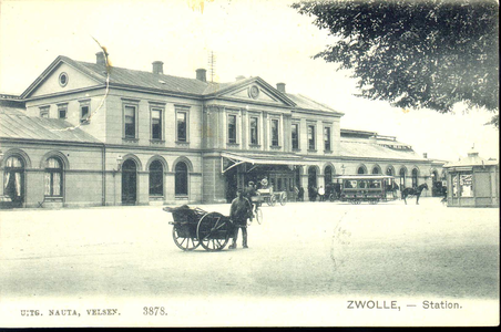 3185 PBKR3531 Stationsplein met het gebouw van het station NS (Stationsplein 10) vanaf de Oosterlaan, ca. 1908. De ...