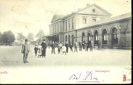 3189 PBKR3535 Stationsplein 10, Altijd nieuwsgierig waren de mensen als er een fotograaf aan de slag ging. Met het ...