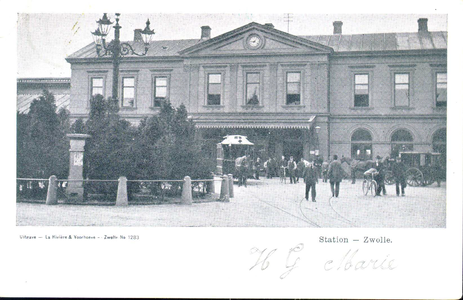3194 PBKR3540 Het grote plein voor het stationsgebouw (Stationsplein 10), vanzelfsprekend het Stationsplein genaamd, ...