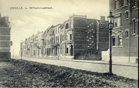 3223 PBKR4105 Wilhelminastraat met een houten telefoonpaal aan de zuidkant. Er staan wel drie gaslantaarns voor ...