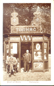 3408 PBKR3574 Sigarenkiosk aan het Stationsplein te Zwolle, ca. 1930. Aan het Stationsplein waren in de eerste helft ...