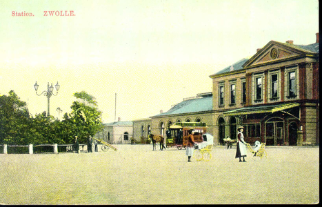 3410 PBKR3576 Gezicht op de ingangspartij en het oostelijke gedeelte van het stationsgebouw (gebouwd 1868) ...