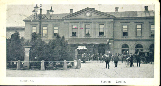 3411 PBKR3577 Stationsplein 10 met het stationsgebouw (gebouwd 1868) 1902. De enige versiering werd gevormd door een ...