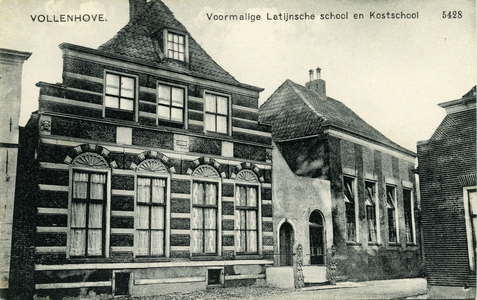 343 PBKR5914 De oude Latijnse school. Het pand met de mooie renaissance-trapgevel, kruiskozijnen en gebeeldhouwde ...