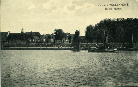 345 PBKR5916 Zicht op Vollenhove vanaf de buitenhaven met een paar vissersschepen, met op de voorgrond Aan Zee. Rechts ...