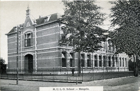 3540 PBKR5870 De 1e ULO school aan de Oldenzaalsestraat op de hoek met de Weemenstraat. De zogenaamde Fransche School ...
