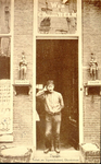 3662 PBKR0739 Tabak- en sigarenhandel van de firma Wed. C. D. van den Helm, Diezerstraat 56, circa 1910. Een man staat ...
