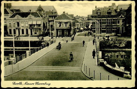 3744 PBKR2436 De nieuwe Havenbrug, ca. 1940. De nieuwe brug ligt er. Fraaie lichtarmaturen. De kade is vernieuwd met ...