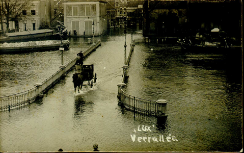 3747 PBKR2439 De nieuwe Havenbrug, 1916, deze prentbriefkaart is een reprint uit 1974. Langzaam rijdt een ...