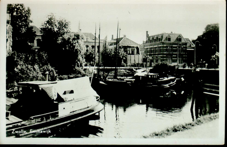 3750 PBKR2442 Gezicht vanaf de Emmawijk op de Nieuwe Havenbrug , Eekwal 2-4 en Eekwal 2, rechts Luttekestraat 35, ca. ...