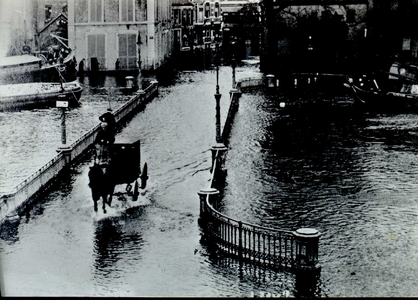 3765 PBKR2457 De nieuwe Havenbrug, 1916, deze prentbriefkaart is een reprint uit 1974. Langzaam rijdt een ...