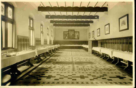3832 PBKR0191 Assendorperstraat: interieur Dominicanenklooster, ca. 1925-1930: het Refter. De eerste steen voor kerk en ...
