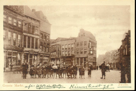 3897 PBKR1329 Grote Markt, ca. 1922. Op de voorgrond een groepje kinderen. Links Grote Markt 9 boekhandel Waanders; ...