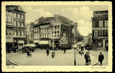 3899 PBKR1331 Grote Markt, ca. 1933-1935, met op de voorgrond de rotonde met rechthoekige richtingaanwijzer. Links ...