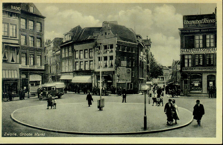 3908 PBKR1340 Grote Markt, ca. 1935, met op de voorgrond de rotonde met rechthoekige richtingaanwijzer. Links Grote ...