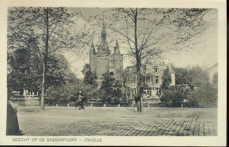 4007 PBKR3062 Sassenpoort en achterzijde huizen aan van Nahuysplein gezien vanaf het Groot Weezenland. Links is de ...